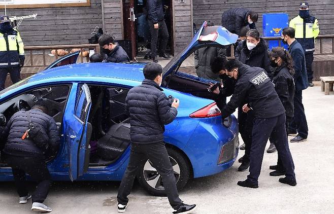 국가정보원 수사관들이 1월 제주 제주시 봉개동 세월호 제주기억관 평화쉼터 대표의 차량을 압수수색하는 모습. 한라일보 제공