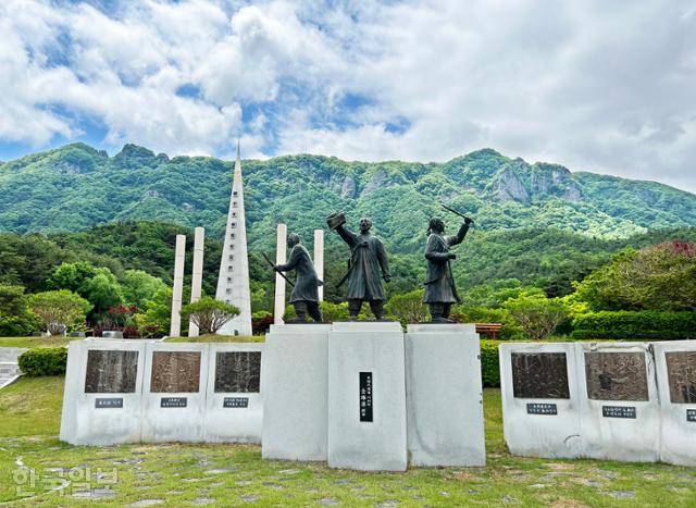 내장산조각공원의 동학농민혁명 100주년 기념탑.