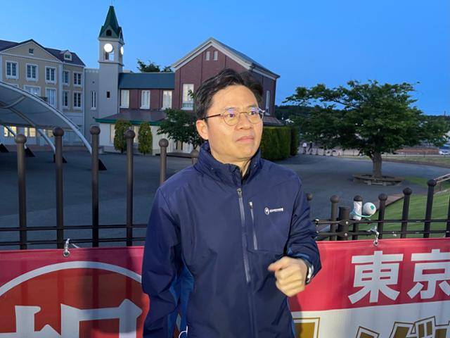 후쿠시마 원전 오염수 시찰단장인 유국희 원자력안전위원장이 24일 오후 일본 후쿠시마현 도미오카마치 소재 도쿄전력 폐로자료관 앞에서 한국과 일본 매체 기자들과 기자회견을 하고 있다. 도미오카마치(후쿠시마현)=최진주 특파원