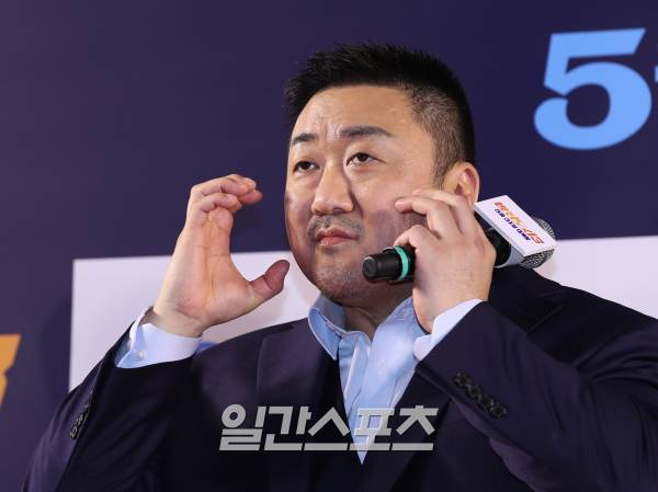 배우 마동석이 22일 오후 서울 강남구 메가박스 코엑스에서 진행된 영화 '범죄도시3' VIP시사회에 참석해 포토타임을 갖고 있다. ‘범죄도시3’는 대체불가 괴물형사 마석도(마동석)가 서울 광수대로 이동 후, 신종 마약 범죄 사건의 배후인 주성철(이준혁)과 마약 사건에 연루된 또 다른 빌런 리키(아오키 무네타카)를 잡기 위해 펼치는 통쾌한 범죄 소탕 작전을 그린 영화다. 오는 31일 개봉. 서병수 기자 qudtn@edaily.co.kr /2023.05.22/