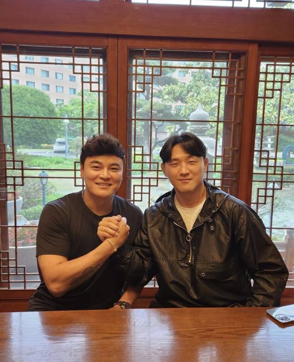 프로야구 SSG 랜더스의 추신수(왼쪽)가 전 UFC 파이터 마동현(오른쪽)에게 하반신 마비 재활 치료비를 5년간 후원하기로 했다.(사진=마동현 인스타그램)