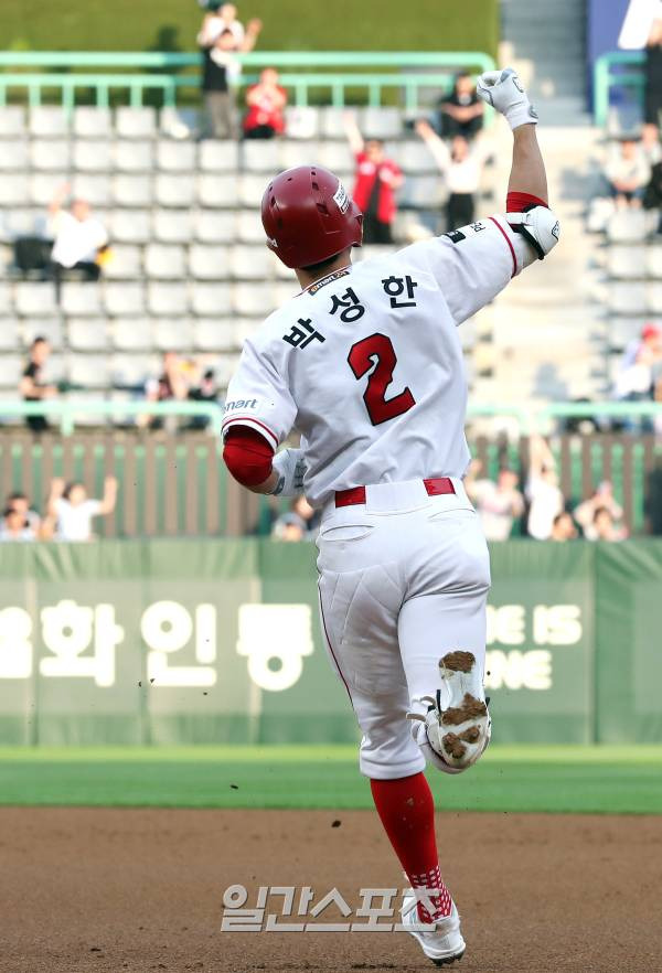 2023 KBO 프로야구 SSG랜더스와 LG트윈스의 경기가 24일 오후 인천SSG랜더스필드에서 열렸다. 1회 말 2사 만루 박성한이 만루홈런을 친 뒤 베이스를 돌고 있다. 인천=김민규 기자