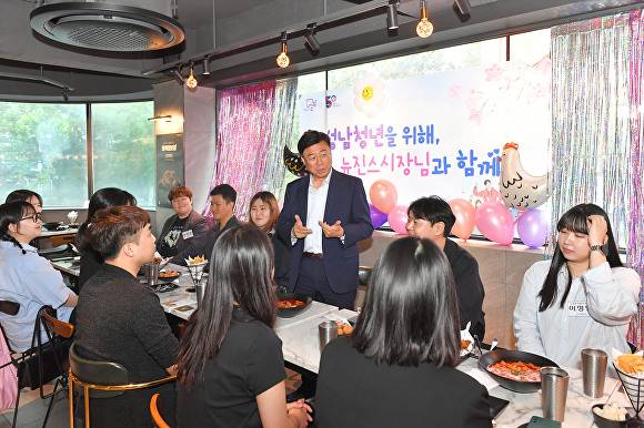 신상진 성남시장이 지난 23일 야탑의 한 음식점에서 청년정책협의체 임원진과 소통 간담회를 진행하고 있다. [사진=성남시]
