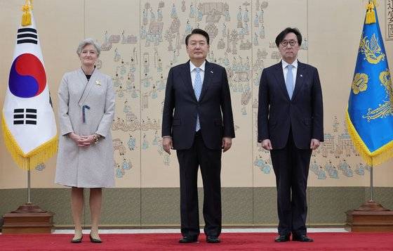 타마라 모휘니 주한 캐나다 대사는 최근 윤석열 대통령에게 신임장을 제정하는 자리에서 개량 한복을 입었다. 맨 오른쪽은 장호진 외교부 제1차관. [대통령실사진기자단=세계일보 이재문 기자]