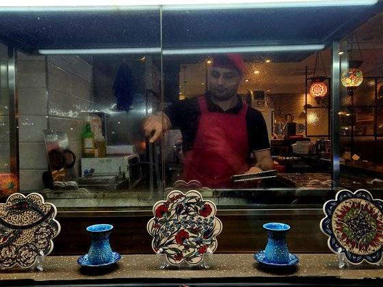 튀르키예 국적의 세르달 아카다(34)는 15년차 베테랑 요리사다. 이영근 기자