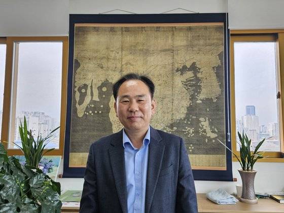 지난달 25일 서울 영등포구 대림동의 한 사무실에서 만난 김도균 전 제주출입국·외국인청장은 "정주 사다리가 튼튼해야 불법체류자 수도 줄어든다"고 말했다. 이영근 기자