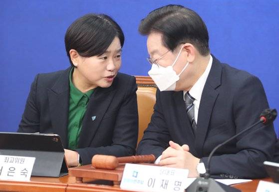 (서울=뉴스1) 허경 기자 = 이재명 더불어민주당 대표와 서은숙 최고위원이 30일 서울 여의도 국회에서 열린 최고위원회의에서 대화하고 있다. 2023.1.30/뉴스1
