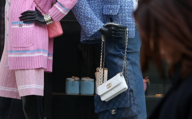 서울 도심의 한 백화점 쇼윈도에 샤넬 핸드백과 액세서리가 전시돼 있다. 사진=뉴스1