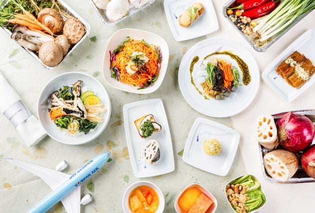 대한항공은 전통 한식을 바탕으로 새로운 채식 메뉴를 개발해 기내에서 즐길 수 있는 ‘한국식 비건 메뉴’를 사전 예약 메뉴로 선보였다. 사진=대한항공