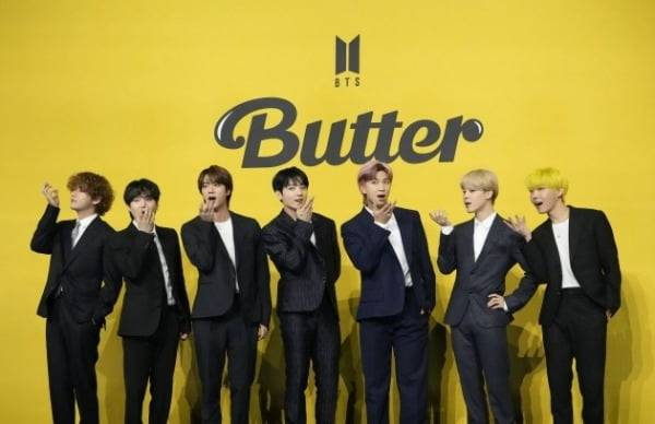 방탄소년단(BTS) 멤버 뷔, 슈가, 진, 정국, RM, 지민, 제이홉(왼쪽부터)이 2021년 5월 서울에서 새 싱글 '버터'를 소개하는 기자간담회에 앞서 사진기자들을 향해 포즈를 취하고 있다. 연합뉴스