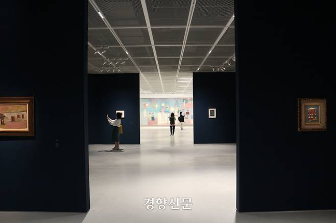 김환기의 대규모 회고전 ‘한 점 하늘-김환기’가 호암미술관에서 열리고 있다. 사진은 저 멀리 뒷편에 작품 ‘여인들과 항아리’가 보이는 전시장 일부 모습. 도재기 선임기자