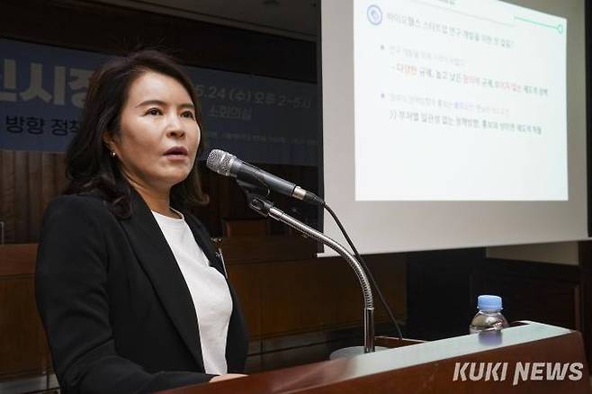 허윤정 아주대학교 의과대학 교수가 24일 오후 서울 여의도 국회 도서관 소회의실에서 열린 '허들 넘어 신시장' 바이오헬스 스타트업 규제 개선 방향 정책 포럼에서 '바이오헬스 스타트업 연구개발 위한 규제 현황과 개선점' 발제 발표를 하고 있다.