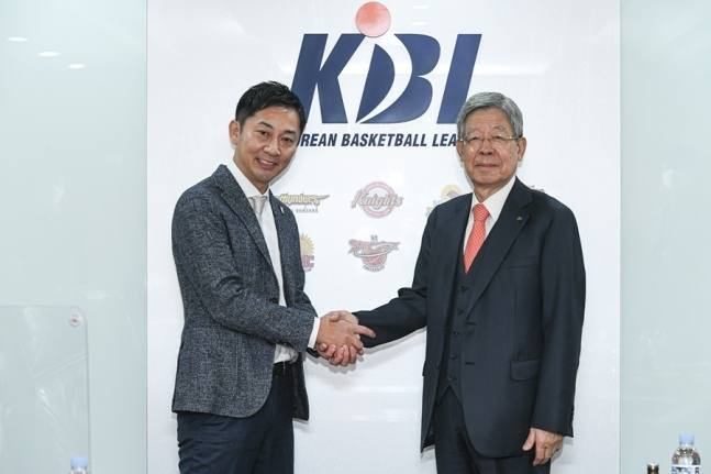 시미다 신지 일본 B.리그 총재(왼쪽)와 김희옥 KBL 총재.   한국농구연맹(KBL)