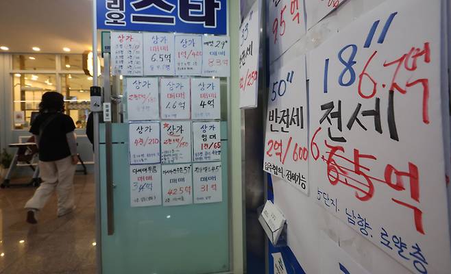 전국 아파트 전세가격이 2년 전보다 11.8% 하락한 것으로 나타났다. 서울 송파구의 한 아파트단지 상가에 위치한 공인중개사무소에 급전세 매물, 전세 매물 시세표가 붙어 있다. [매경DB]