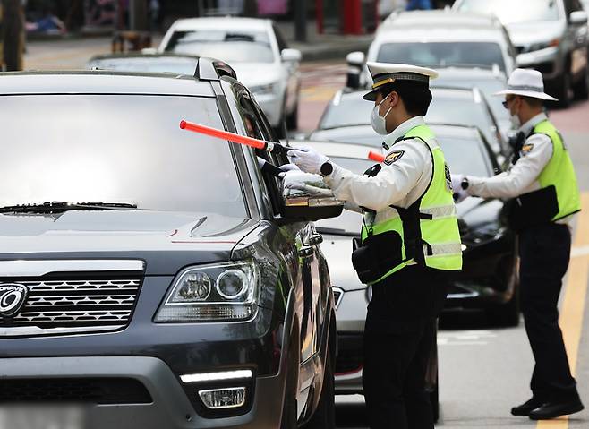 수원시 광교산 입구에서 경찰이 행락지 및 스쿨존 음주단속을 하고 있는 모습. 사진은 기사와는 무관함. [사진=연합뉴스]