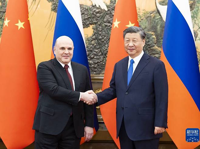 시진핑 중국 국가주석(오른쪽)과 마하일 미슈스틴 러시아 총리가 악수하고 있다./신화=뉴시스