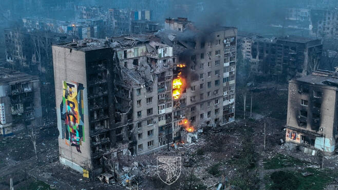 우크라이나 전쟁 최대 격전지인 동부 도네츠크주 바흐무트에서 21일(현지시간) 한 건물이 러시아군 공격으로 불타고 있다. 이날 볼로디미르 젤렌스키 우크라이나 대통령은 바흐무트를 함락시켰다는 러시아의 주장을 공식적으로 부인했다. [연합]