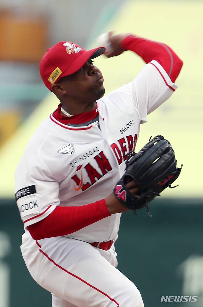 [서울=뉴시스] 고승민 기자 = 21일 서울 잠실야구장에서 열린 2023 KBO 리그 한화 이글스 대 LG 트윈스 경기, LG 공격 1회초 SSG 선발투수 엘리아스가 역투하고 있다. 2023.05.21. kkssmm99@newsis.com