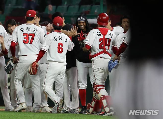 [인천=뉴시스] 고승민 기자 = 24일 인천 SSG랜더스필드에서 열린 2023 KBO 리그 LG 트윈스 대 SSG 랜더스 경기, 5대3으로 LG를 꺾은 SSG 선수들이 자축하고 있다. 2023.05.24. kkssmm99@newsis.com