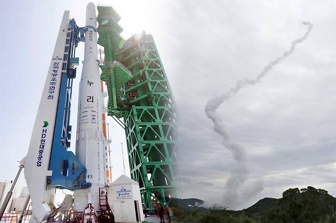 왼쪽부터 한국형 발사체 누리호(KSLV-Ⅱ)와 지난해 10월 발사에 실패한 일본의 입실론 6호기. 연합뉴스