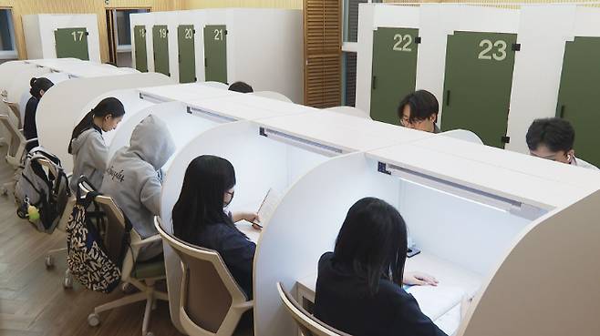 지역 학생들이 청주서남교회내 스터디카페에서 공부하고 있는 모습