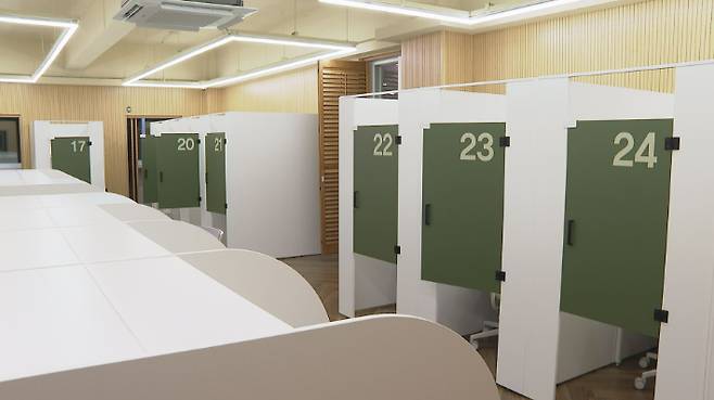 스터디카페는 학생들의 집중력을 높이기 위해 1인실도 설치했다.