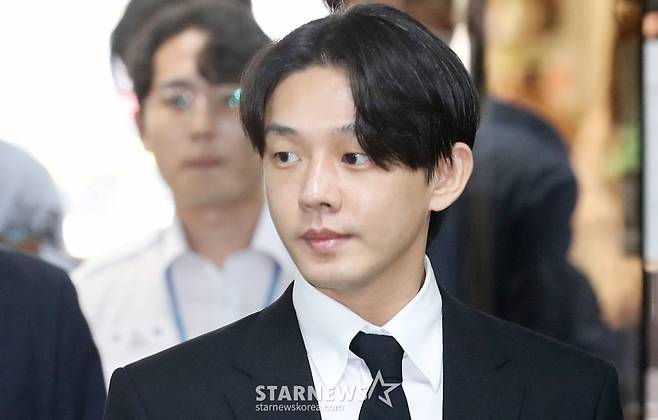 마약류 관리에 관한 법률 위반 혐의를 받고 있는 배우 유아인(본명 엄홍식)이 24일 오전 서울 서초구 중앙지방법원에서 진행된 구속전피의자심문(영장실질심사)에 출석하고 있다. 유아인은 프로포폴, 대마, 코카인, 케타민 등의 마약류를 투약한 혐의를 받고 있다. 사건을 담당한 서울경찰청 마약범죄수사대는 지난 19일 증거 인멸과 도주 우려가 있다며 유아인에 대한 사전 구속영장을 신청했고, 서울중앙지검은 지난 22일 법원에 구속영장을 청구했다. 유아인과 공범으로 지목된 미대 출신 작가 A씨도 같은 혐의로 구속영장이 청구됐다. 2023.05.24 /사진=김창현 기자 chmt@