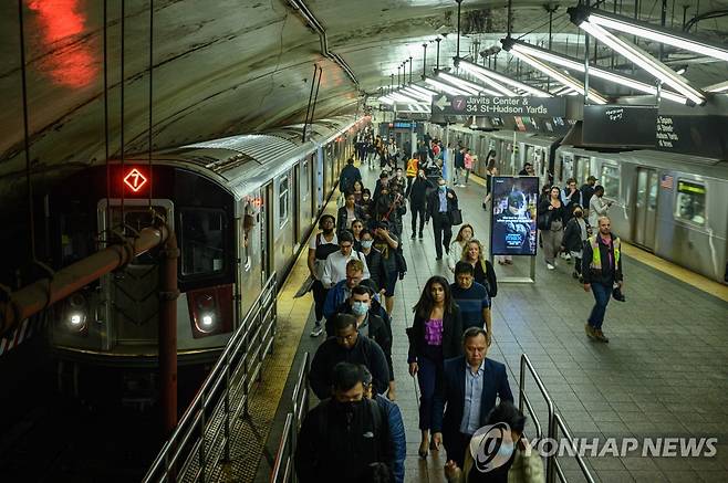 뉴욕시 맨해튼의 한 지하철역 [AFP 연합뉴스 자료사진](기사 내용과는 관련 없음)