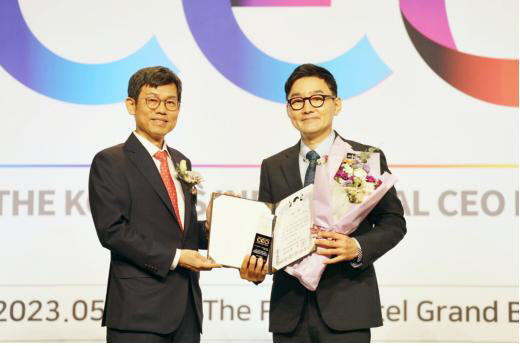 추가열 한국음악저작권협회 회장(사진 우측)은 음악산업 발전에 기여한 공로를 인정받아 한국의 영향력 있는 CEO에 선정됐다.