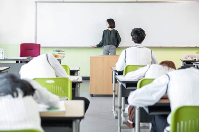 점심시간 후 쏟아지는 졸음은 춘곤증 외 여러 원인이 있을 수 있다. [사진=JV_PHOTO/게티이미지뱅크]