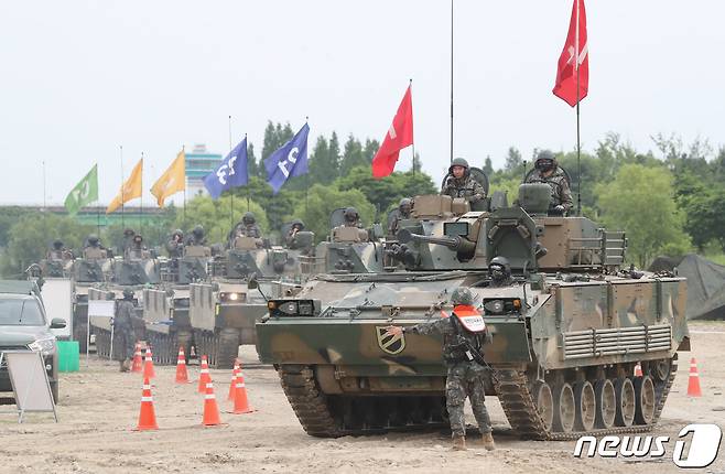 24일 경기 여주시 연양동 남한강 일대에서 육군 제11기동사단 장병들이 도하훈련을 하고 있다. 2023.5.24/뉴스1 ⓒ News1 김영운 기자