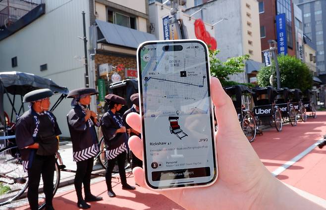 우버 애플리케이션에서 릭샤(인력거)를 호출하는 모습ⓒ News1