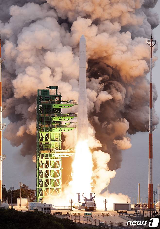 한국형 우주발사체 누리호(KSLV-Ⅱ)가 25일 오후 전남 고흥군 나로우주센터에서 발사되고 있다.(항공우주연구원 제공) 2023.5.25/뉴스1