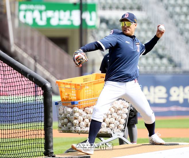 두산 이승엽 감독이 25일 잠실야구장에서 열리는 2023 KBO리그 삼성과 경기에 앞서 선수들에게 배팅볼을 던져주고 있다. 2023. 5. 25. 잠실 | 최승섭기자 thunder@sportsseoul.com