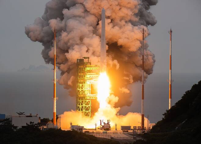 한국형 우주발사체 누리호(KSLV-Ⅱ)가 25일 오후 전남 고흥군 나로우주센터에서 발사되고 있다. 누리호는 2021년 10월21일 1차, 2022년 6월21일 2차 발사가 이뤄졌다. 1, 2차 발사가 성능 검증을 위한 목적이었다면 이번 3차 발사는 처음으로 실용 위성을 우주로 데려가는 실전이다. 이번에 실려 가는 위성은 차세대소형위성 2호(카이스트 인공위성연구소), 도요샛 4기(천문연), LUMIR-T1(루미르), JAC(져스텍), KSAT3U(카이로스페이스) 등 총 8개다. /뉴스1