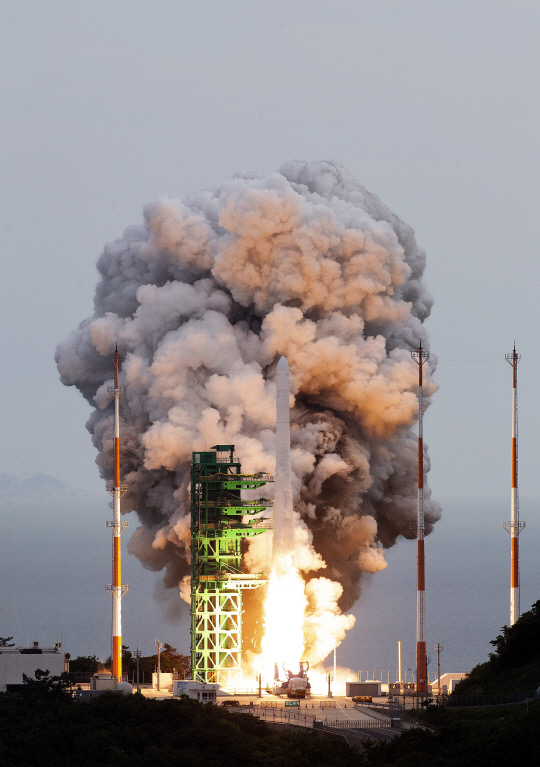 한국형발사체 누리호가 25일 오후 6시 24분 전남 고흥 나로우주센터에서 화염을 내뿜으며 우주로 발사되고 있다. 사진=한국항공우주연구원 제공