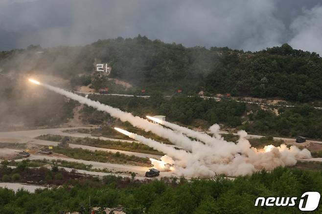 25일 경기도 포천 승진과학화훈련장에서 열린 2023 연합·합동 화력격멸훈련에서 MLRS(M270, 다련장로켓)를 이용해 동시통합사격으로 진지를 초토화하고 있다. (국방부 제공) 2023.5.25(서울=뉴스1)