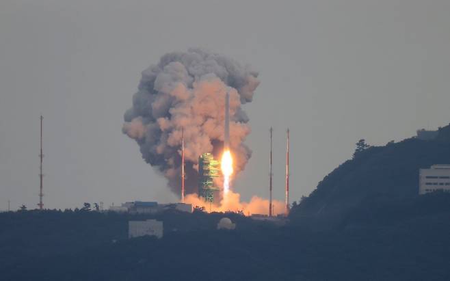한국형 우주발사체 누리호(KSLV-Ⅱ)가 25일 오후 전남 고흥군 나로우주센터에서 발사되고 있다. 누리호는 2021년 10월21일 1차, 2022년 6월21일 2차 발사가 이뤄졌다. 1, 2차 발사가 성능 검증을 위한 목적이었다면 이번 3차 발사는 처음으로 실용 위성을 우주로 데려가는 실전이다. 이번에 실려 가는 위성은 차세대소형위성 2호(카이스트 인공위성연구소), 도요샛 4기(천문연), LUMIR-T1(루미르), JAC(져스텍), KSAT3U(카이로스페이스) 등 총 8개다. 2023.5.25/뉴스1