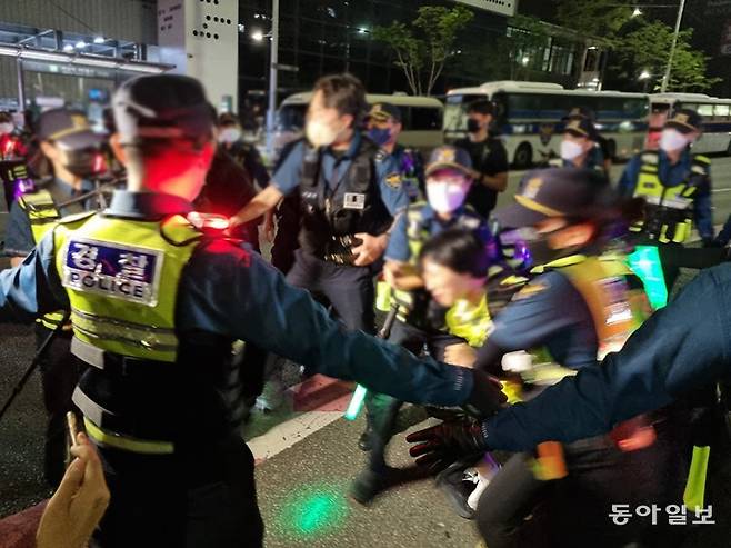 25일 경찰이&nbsp;대법원 인근에서&nbsp;금속노조 조합원을 강제해산 조치의 일환으로 끌어내고 있다. 주현우 기자 woojoo@donga.com