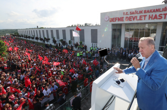 에르도안 대통령이 28일 결선투표를 앞두고 튀르키예 남동부 하타이에서 지지자들에게 연설하고 있습니다. 로이터 연합뉴스