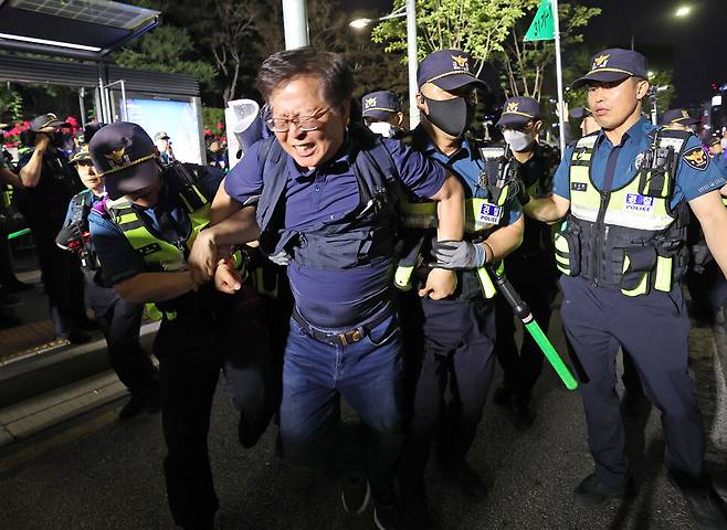 경찰이 야간문화제를 하던 ‘비정규직 이제그만 공통투쟁’과 민주노총 금속노조 비정규직 노동자들을 강제해산하고 연행하고 있다. 백소아 기자