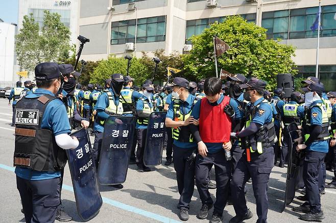 경찰이 25일 오전 서울 중구 신당동 서울경찰청 기동본부에서불법 집회 대응 목적으로 불법 행위자 검거·체포 훈련을 진행하고 있다. 서울경찰청 제공