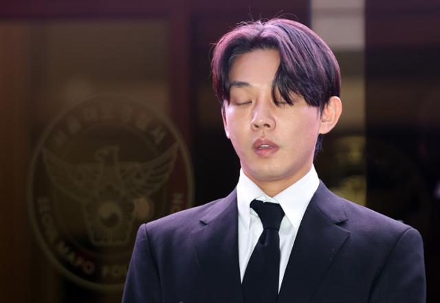 마약 투약 혐의를 받고 있는 배우 유아인이 24일 밤 구속영장이 기각된 뒤 서울 마포경찰서를 나서고 있다. 연합뉴스
