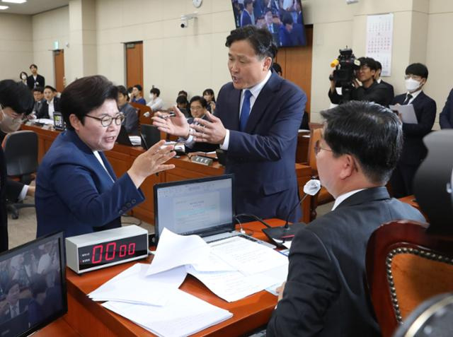 전해철 국회 환노위 위원장(오른쪽)과 국민의힘 임이자 간사(왼쪽), 더불어민주당 김영진 간사(가운데)가 24일 서울 여의도 국회에서 열린 환경노동위원회 전체회의에서 노란봉투법 본회의 직회부와 관련, 설전을 펼치고 있다. 뉴스1