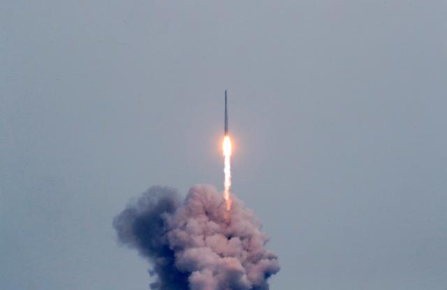25일 전남 여수시 낭도에서 바라본 고흥 나로우주센터 발사대에서 한국형 우주 발사체 누리호(KSLV-Ⅱ)가 우주로 날아오르고 있다. 여수=뉴시스