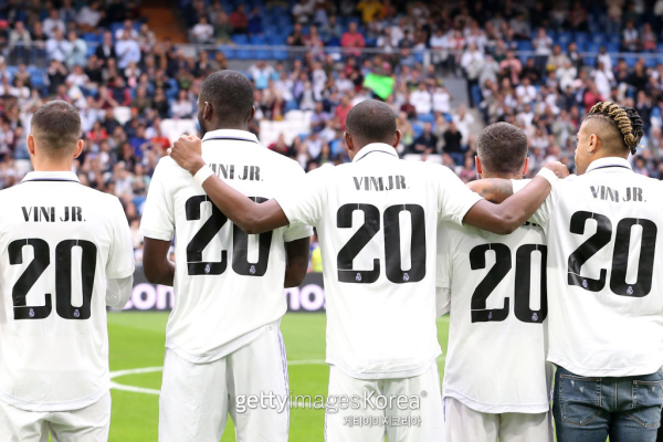 레알 마드리드 선수들이 25일 라요 바예카노전을 앞두고 최근 인종차별 피해를 당한 비니시우스 주니오르 유니폼을 단체로 입으며 연대의 뜻을 밝혔다. 사진=게티이미지
