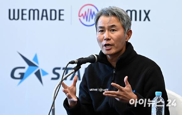 장현국 위메이드 대표가 지난해 11월 부산 해운대구 우동 벡스코에서 열린 국제게임전시회 '지스타 2022' 미디어 간담회에서 취재진의 질의에 답하고 있다. [사진=김성진 기자]