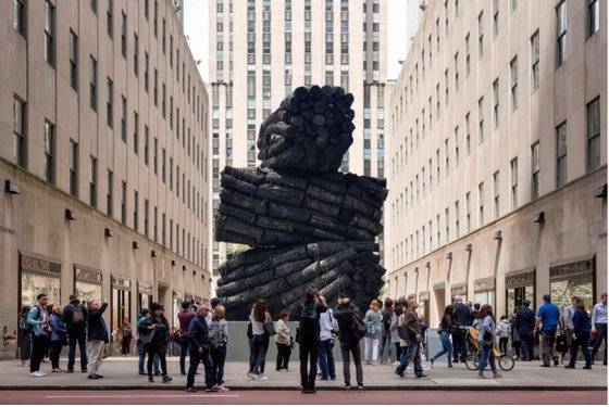 6월 8일부터 7월 26일까지 미국 뉴욕 록펠러 센터 광장에 세워질 이배 작가의 대형 숯 조각 ‘불로부터’ 예상 이미지. [사진 조현화랑]