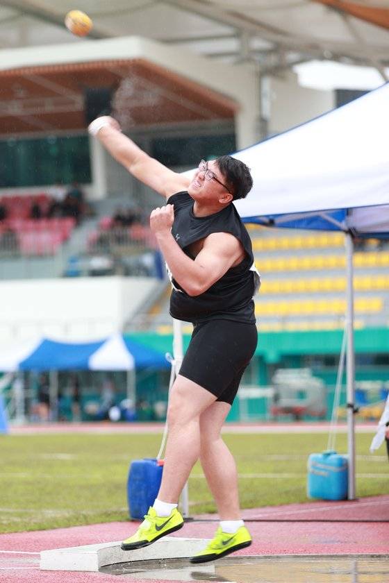 한국 남자 포환던지기 최초 올림픽 출전을 꿈꾸는 박시훈. 키 1m90㎝, 체중 113㎏의 소년 장사다. [사진 대한육상연맹]