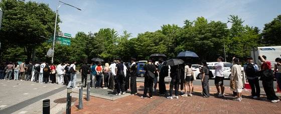 17일 서울 광진구 세종대학교에서 열린 2023학년도 세종대학교 대동제 '해피세종데이'에서 학생들이 공연관람을 위해 학교 밖까지 길게 줄지어 서 있다. 뉴스1